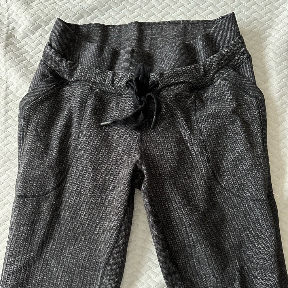 GRAY & BLACK JOGGERS // LULU LEMON